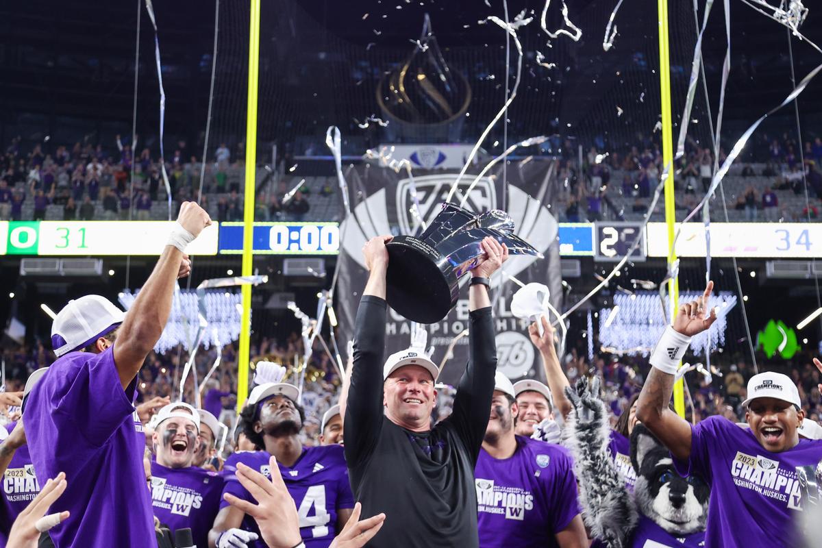 No. 3 Washington Rallies to Beat No. 5 Oregon 34–31 and Secure Playoff Spot