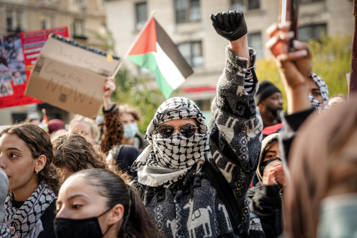 Students participate in a protest in support of Palestine and for free speech outside of the Columbia University campus, in New York City, on Nov. 15, 2023. (Spencer Platt/Getty Images)