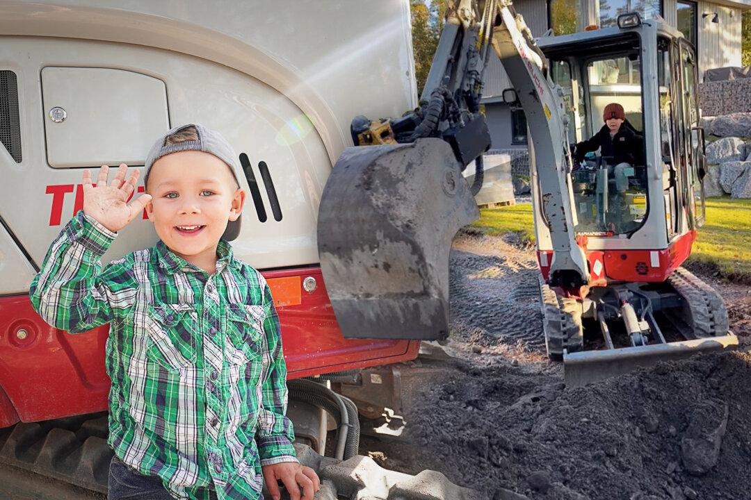 VIDEO: 3-Year-Old Swedish Boy Operates an Excavator Like a Pro, His Parents Say It’s ‘Unique’