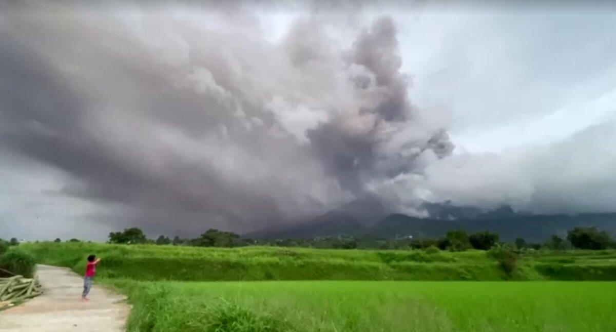  The Marapi volcano spews ash in West Sumatra province, Indonesia, on Dec. 3, 2023, in a still from video. (Syamsu Ridwan via Reuters/Screenshot via NTD)