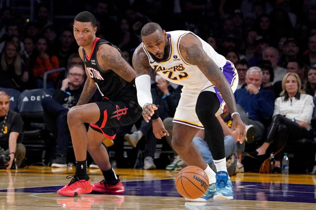 Davis Has 27 Points and 14 Rebounds, Lakers Keep Rockets Winless on Road With 107–97 Victory