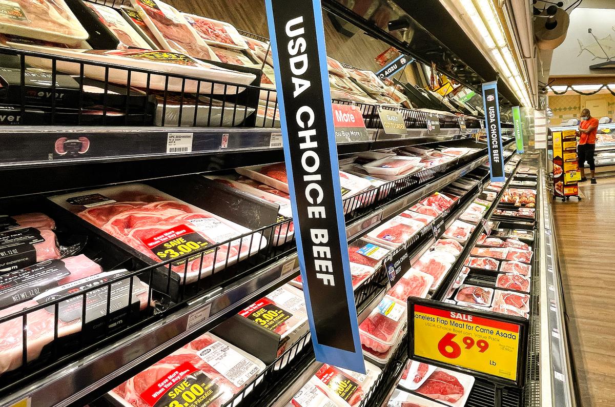 Το βοδινό κρέας USDA Choice εκτίθεται προς πώληση σε ένα παντοπωλείο στο Λος Άντζελες στις 11 Νοεμβρίου 2021. Οι τιμές καταναλωτή έχουν αυξηθεί σταθερά τους τελευταίους μήνες καθώς ο πληθωρισμός έχει αυξηθεί σε επίπεδο που δεν έχει παρατηρηθεί εδώ και 30 χρόνια. (Mario Tama/Getty Images)