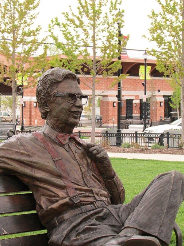 A statue of Orville Redenbacher in Valparaiso, Indiana. (<a href="https://commons.wikimedia.org/wiki/User:Chris_Light">Chris Light</a>/<a href="https://creativecommons.org/licenses/by-sa/4.0">CC BY-SA 4.0</a>)