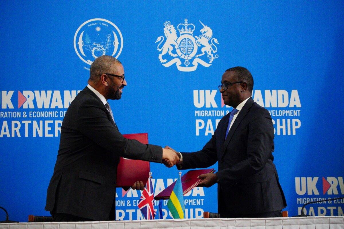British Home Secretary James Cleverly (L) and Rwanda's foreign minister Vincent Biruta (R) shakes hands after signing a treaty in Kigali, Rwanda on Dec. 5, 2023. (PA)