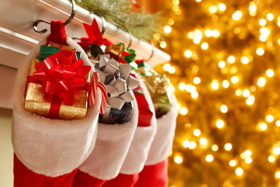 6 Holiday Decorating Tips to Keep Your Home Damage-Free All Season