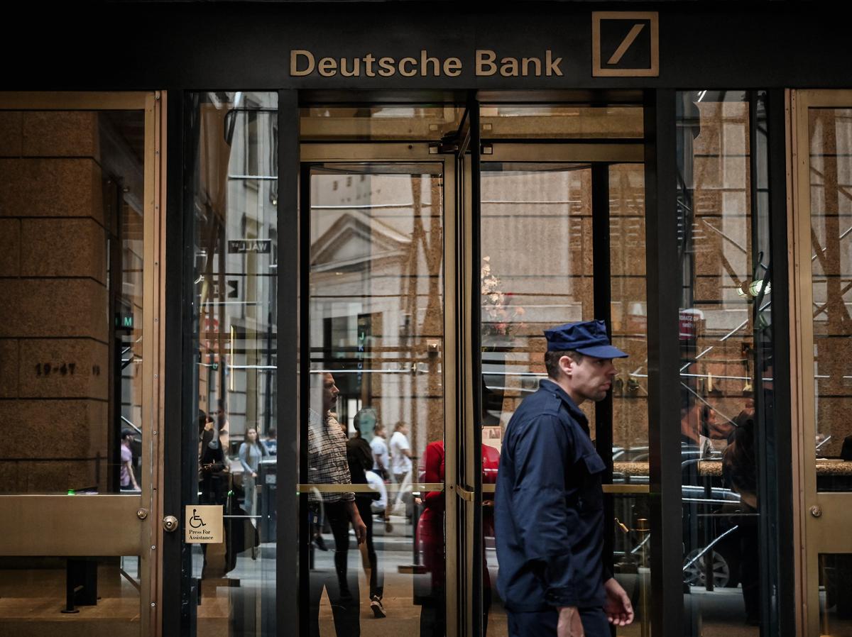 A security guard outside the U.S. headquarters of Deutsche Bank in New York on July 8, 2019. (ANGELA WEISS/AFP via Getty Images)