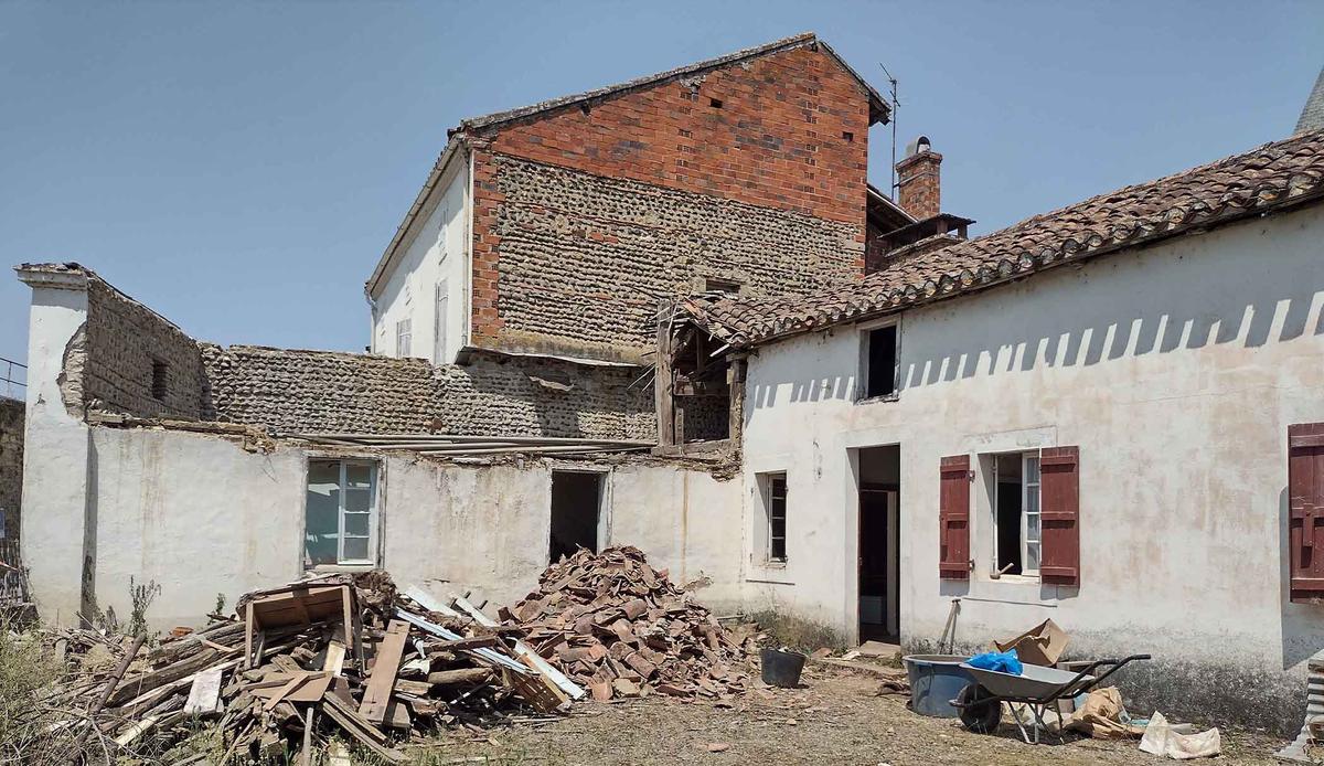 The Leóns' home in the south of France before renovation. (Courtesy of <a href="https://www.youtube.com/@Diego_Leon">Diego León</a>)