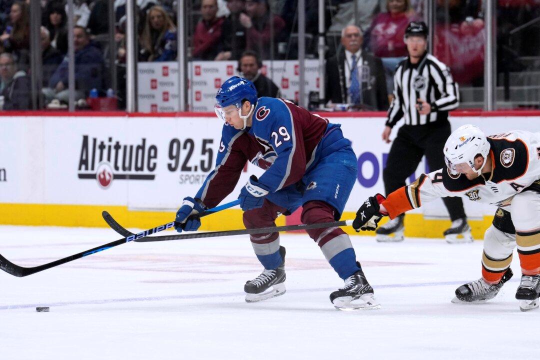 Avalanche Hold Off Ducks 3–2 With MacKinnon’s Goal and 2 Assists