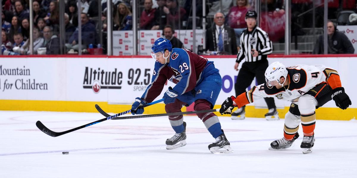 Avalanche Hold Off Ducks 3–2 With MacKinnon’s Goal and 2 Assists