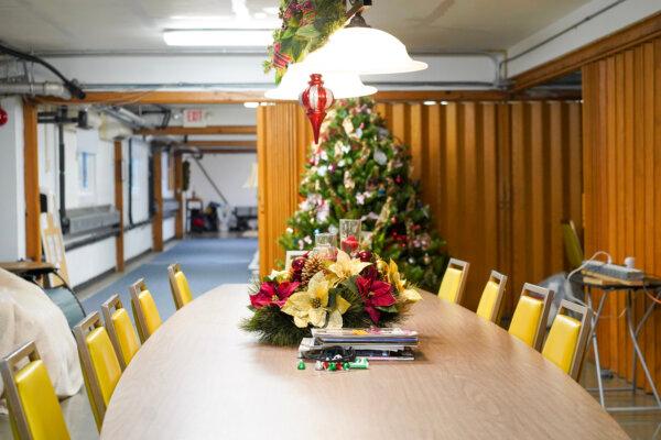 A dining table at the Tri-State Interfaith Council warming center in Port Jervis, N.Y., on Dec. 1, 2023. (Cara Ding/The Epoch Times)