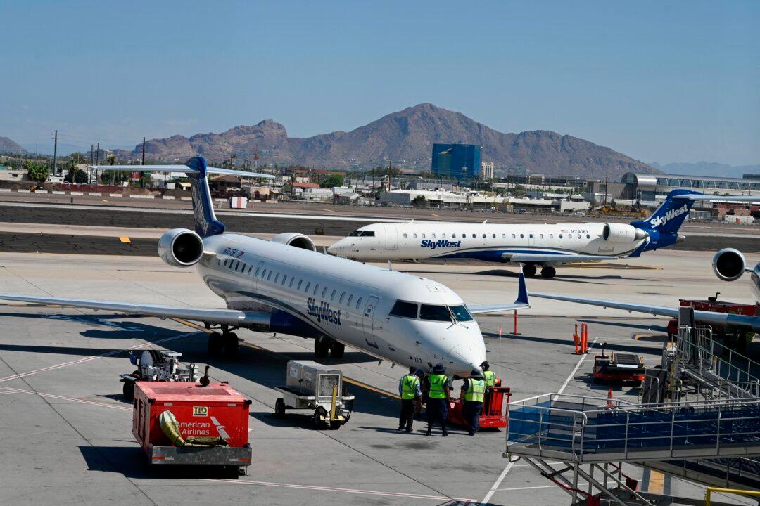 2 Regional Aircraft Clip Wings at Chicago’s O’Hare International Airport