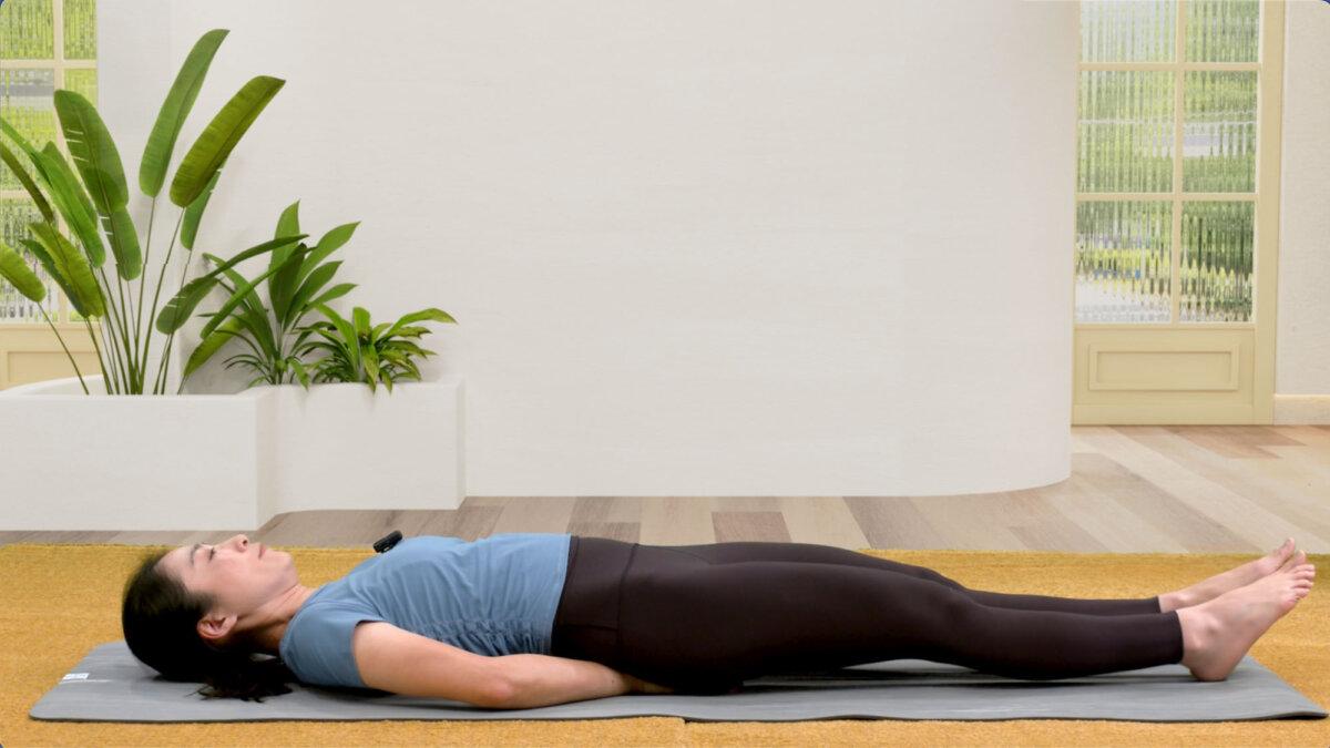 Leg raises. (Health Journey/The Epoch Times)