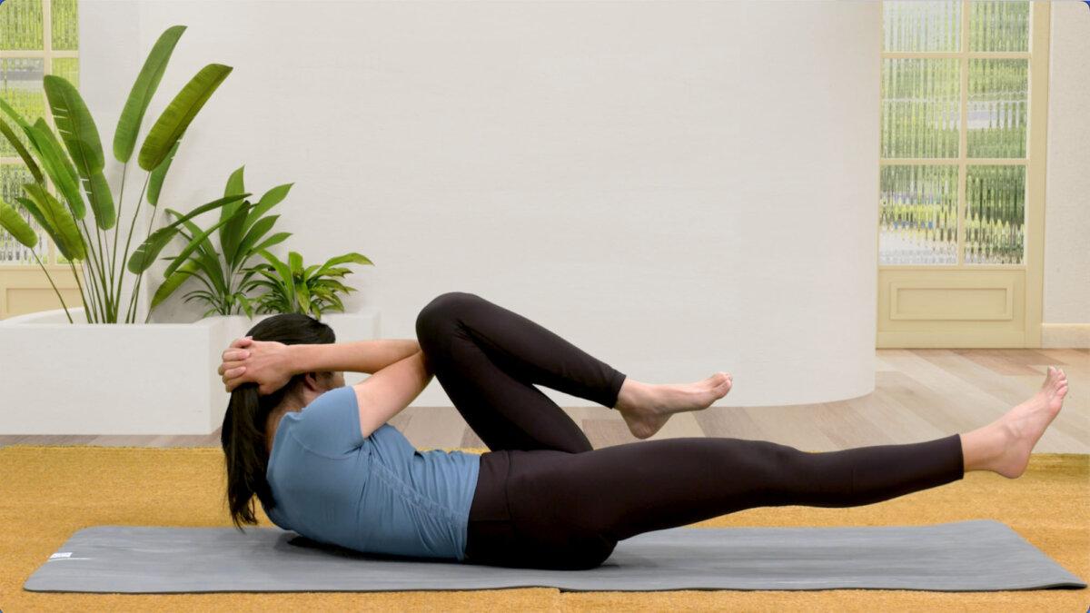 Bicycle crunches. (Health Journey/The Epoch Times)