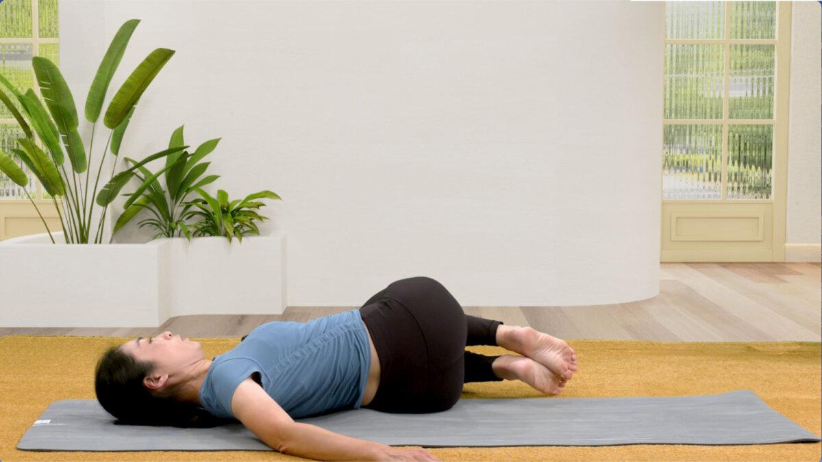 Supine twist. (Health Journey/The Epoch Times)