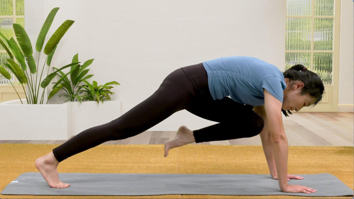 Slow mountain climbers. (Health Journey/The Epoch Times)