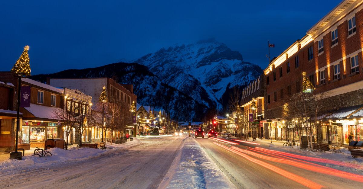 Shops with Christmas decorations in Banff, Alta., on Jan. 10, 2022. (Shawn.ccf/Shutterstock)