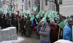 Quebec Unions Representing 420,000 Public Sector Workers Start Weeklong Strike
