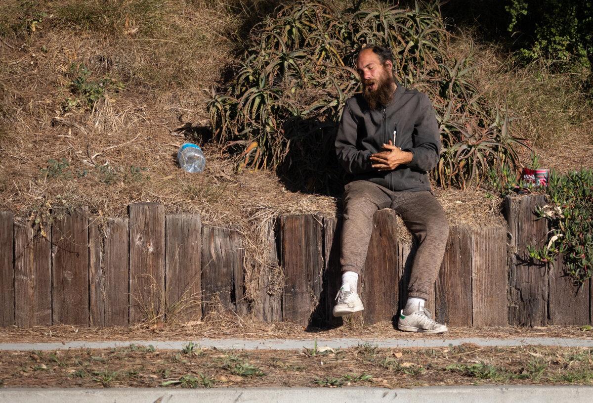Santa Monica Residents, Business Owners Reach ‘Breaking Point’ on Crime and Homelessness | USNN World News  A homeless man in Santa Monica, Calif., on Dec. 8, 2023. (John Fredricks/The Epoch Times)
