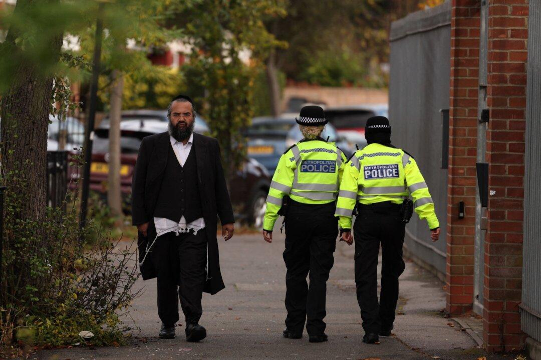 2 Schoolgirls Arrested After Jewish Woman Robbed and Assaulted in London