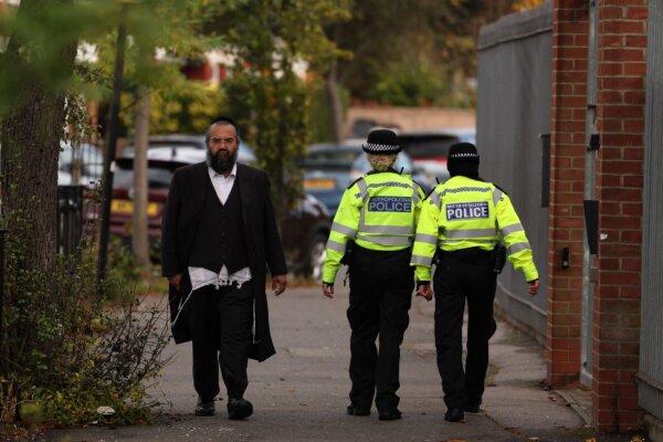 Metropolitan Police officers patrol the ultra-Orthodox Jewish communities in Stamford Hill, north London on Oct. 13, 2023. (Photo by Daniel Leal/AFP)
