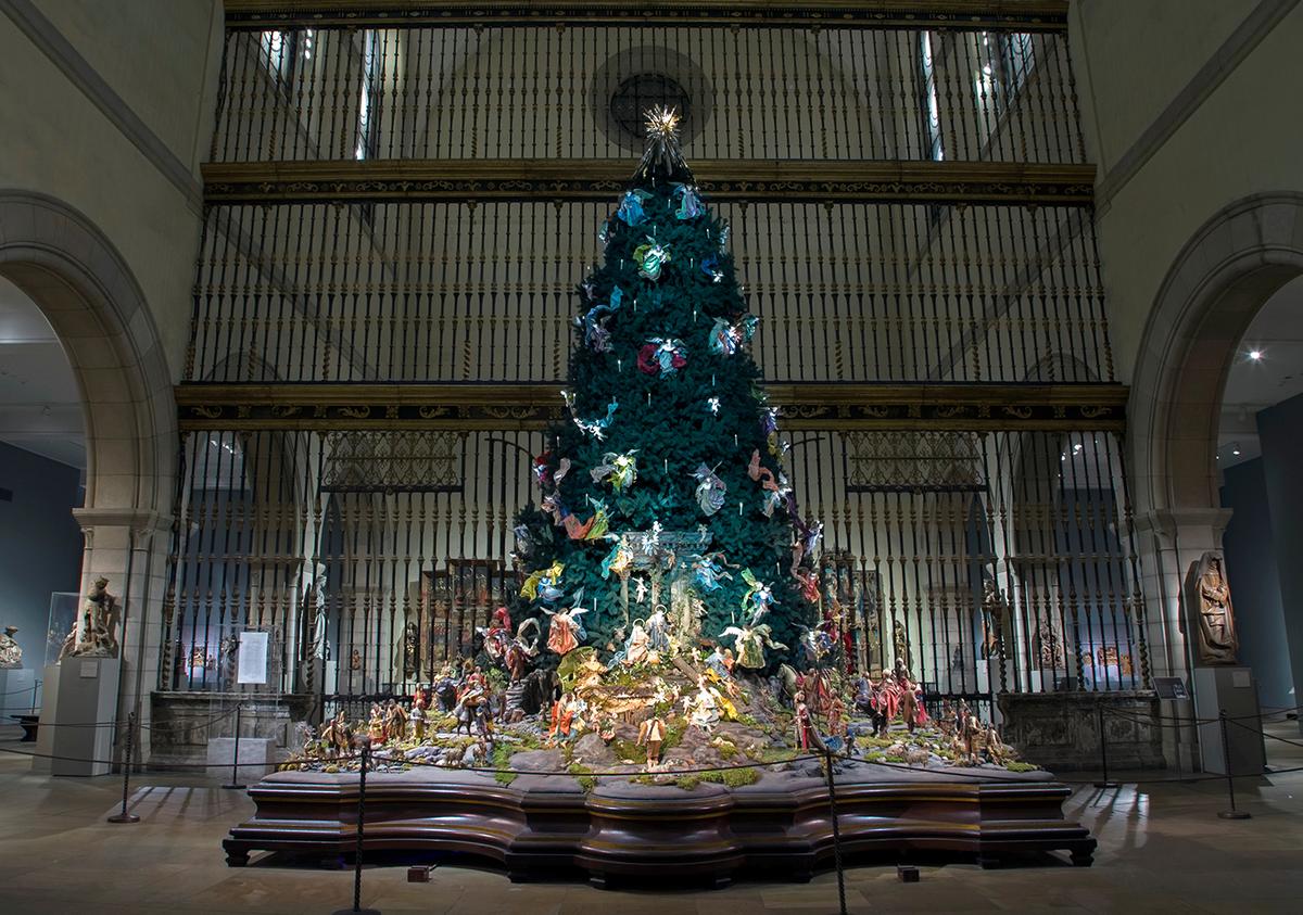 Christmas tree at Medieval Sculpture Hall inside The Metropolitan Museum of Art in New York City. (eddtoro/Shutterstock)