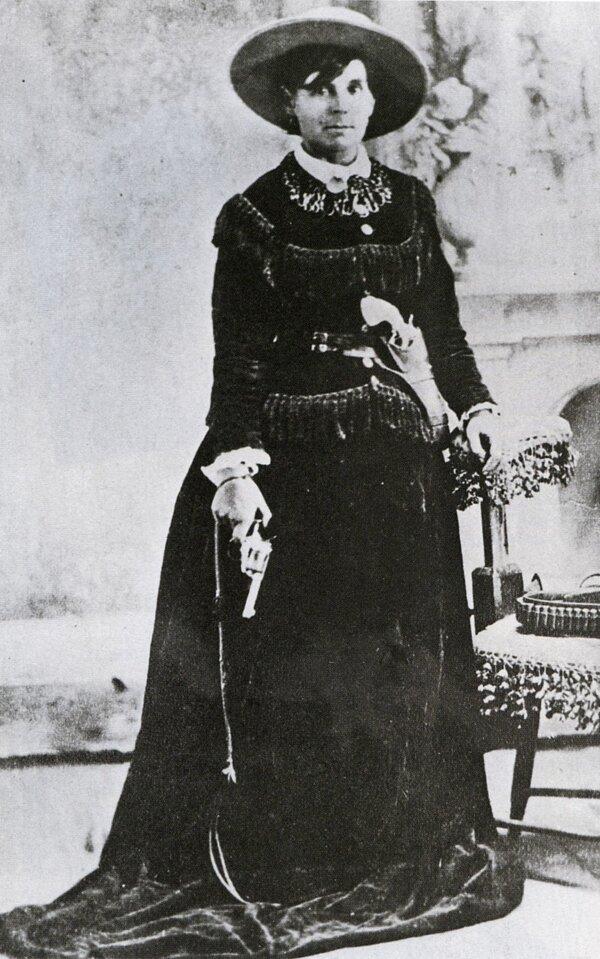 A studio portrait of Belle Starr, probably taken in Ft. Smith, 1887. (Public Domain)