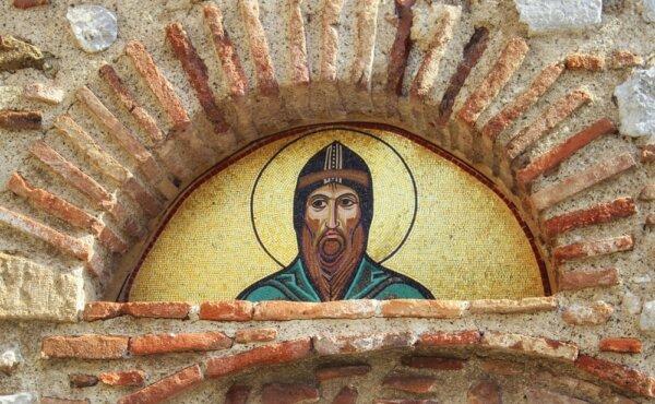 A striking mosaic of St. Luke of Steiris, known as “Hosios Loukas,” on a semicircular recess of the west brick wall of the Katholikon, located near the saint’s tomb. The gilded mosaic represents the founder of the monastery and is representative of Middle Byzantine iconography. (ssoytnik/Shutterstock)