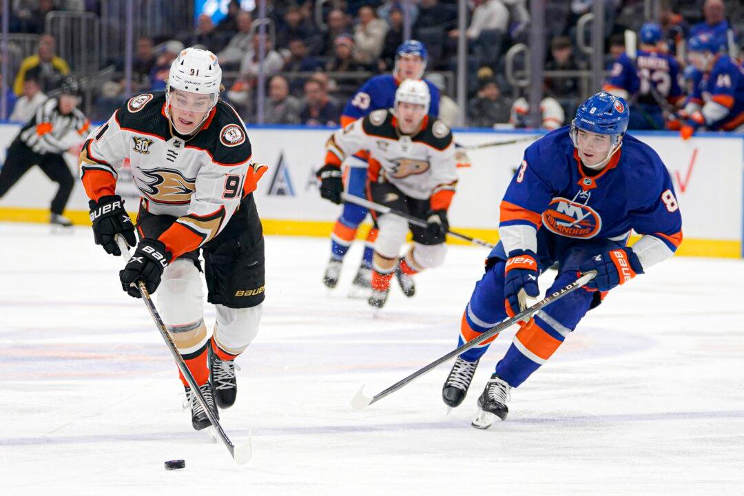 Holmstrom’s Late Short-Handed Goal Lifts Islanders to 4–3 Win Over Ducks