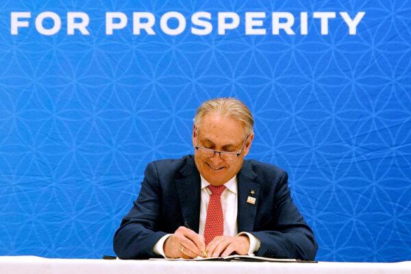 Australia Minister for Trade and Tourism Don Farrell signs the IPEF Pillar II agreement as part of the Indo-Pacific Economic Framework and Prosperity ministerial during the Asia-Pacific Economic Cooperation (APEC) summit on November 14, 2023 in San Francisco, California.