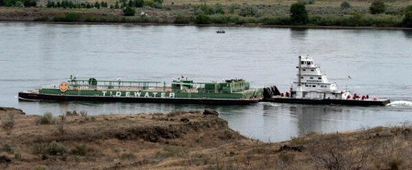 A barge makes its way up the Columbia River to McNary Lock and Dam near Umatilla, Ore., on June 6, 2005. (Jeff T. Green/Getty Images)