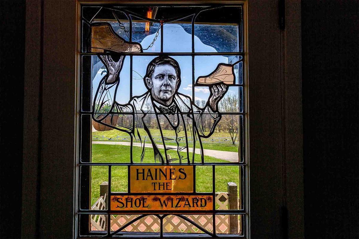 Stain glass windows depict Mr. Haines as the "Shoe Wizard." (<a href="https://commons.wikimedia.org/wiki/File:Haines_The_Shoe_Wizard_stained_glass_front_door,_Haines_Shoe_House,_York_Pa.jpg">Lorie Shaull</a>/<a href="https://creativecommons.org/licenses/by/2.0/deed.en">CC BY 2.0 DEED</a>)