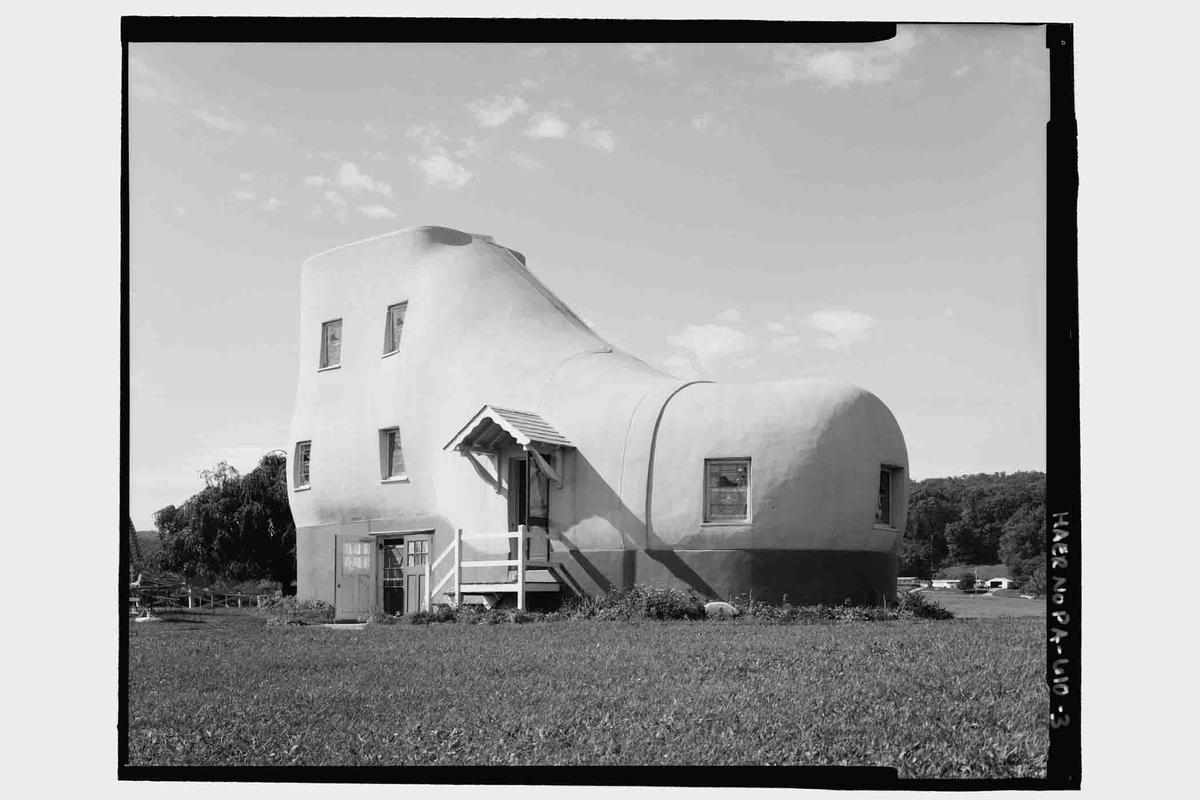 The Haines Shoe House. (<a href="https://commons.wikimedia.org/wiki/File:3-4_VIEW._LOOKING_NW._-_Haines_Shoe_House,_Hallam,_York_County,_PA_HAER_PA-610-3.tif">Public Domain</a>)