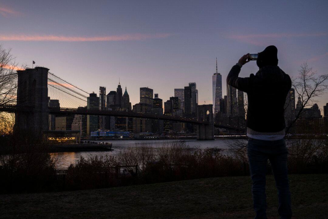 Lights Flicker Across NYC as Brief Power Outage Affects Subways, Elevators