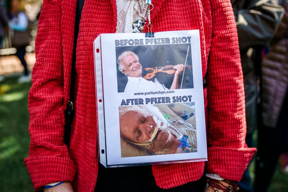  A woman displays photos of violinist Yuri Turchyn before and after his COVID-19 vaccine, at a press conference for presidential candidate Robert F. Kennedy Jr. in Philadelphia on Oct. 9, 2023. (Jessica Kourkounis/Getty Images)