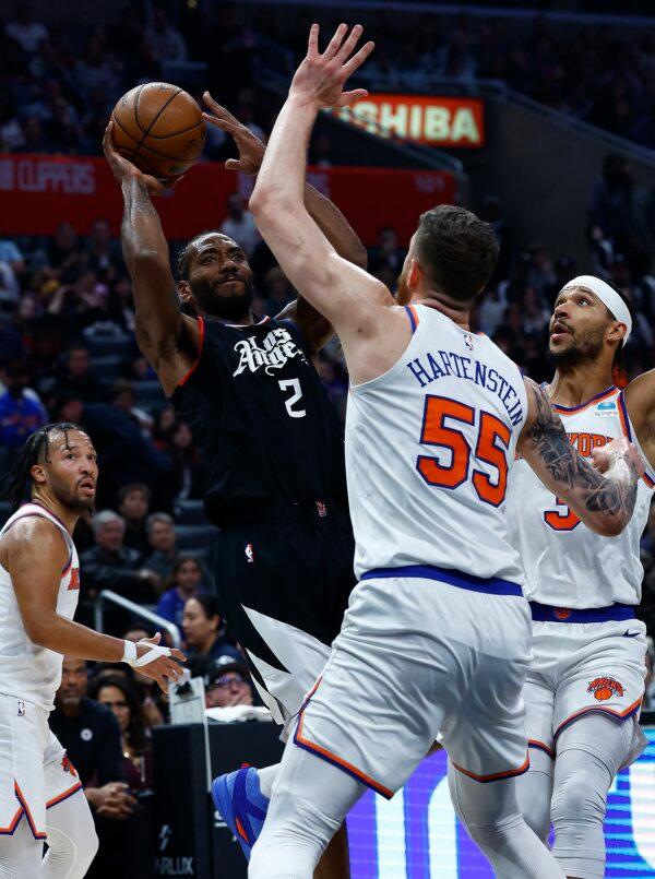 Kawhi Leonard (2) of the LA Clippers takes a shot against Isaiah Hartenstein (55) of the New York Knicks in the first half in Los Angeles on Dec. 16, 2023. (Ronald Martinez/Getty Images)