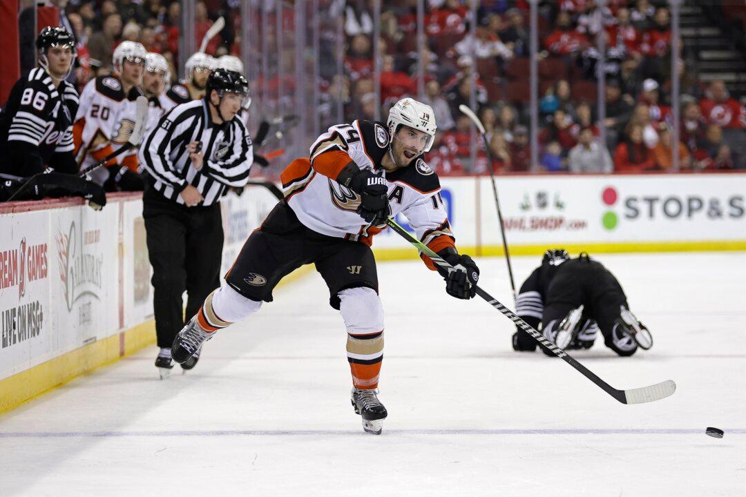 Henrique Scores Three as Ducks Beat Devils 5–1 to Snap Five-Game Skid