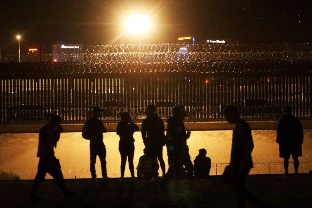 US Suspends Railway Operations at 2 Texas Checkpoints Amid Migrant Influx