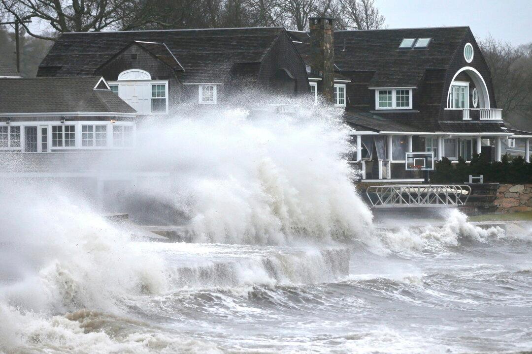 Storm Batters Northeastern US, Knocking Out Power, Grounding Flights, and Flooding Roads