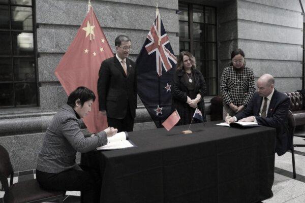 Te Pūkenga Deputy Chief Executive Andrew McSweeney (R), and Director General, Department of International Cooperation and Exchange, Ministry of Education, Liu Jin (L), sign an Memorandum of Understanding at the New Zealand Parliament in August 2023. (Courtesy of Te Pūkenga)
