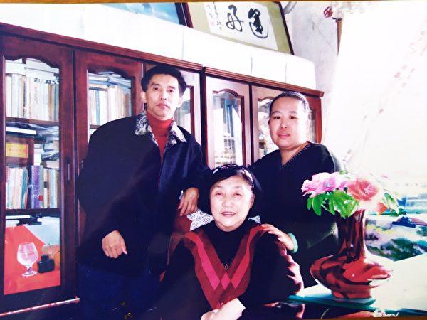 Sun Daluo (left) is in the study room with his mother (middle) and wife (right). Photo taken in 2007. (Courtesy of Sun Daluo’s friend)