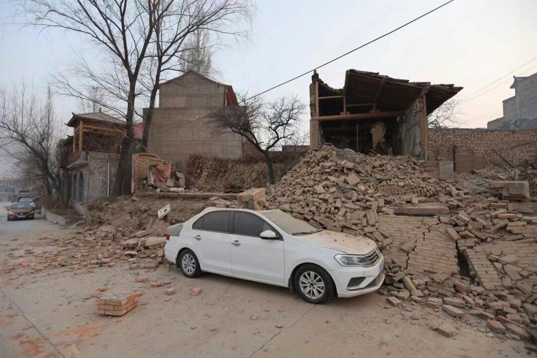 Strong Quake in Northwestern China Kills at Least 127 People