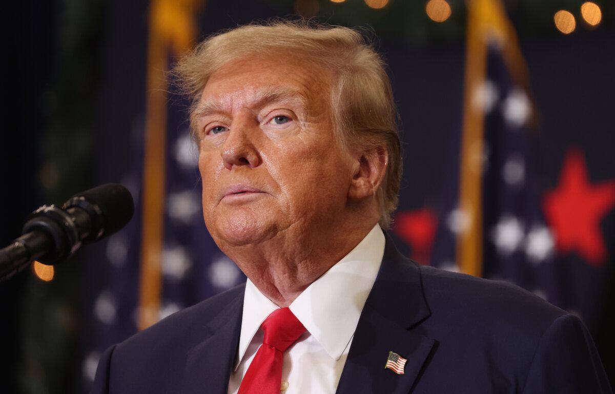 'Not a Real Democracy': RFK Jr. Blasts Colorado Supreme Court Blocking Trump From Ballot | USNN World News  Republican presidential candidate and former President Donald Trump looks on during a campaign event in Waterloo, Iowa, on Dec. 19, 2023. (Scott Olson/Getty Images)