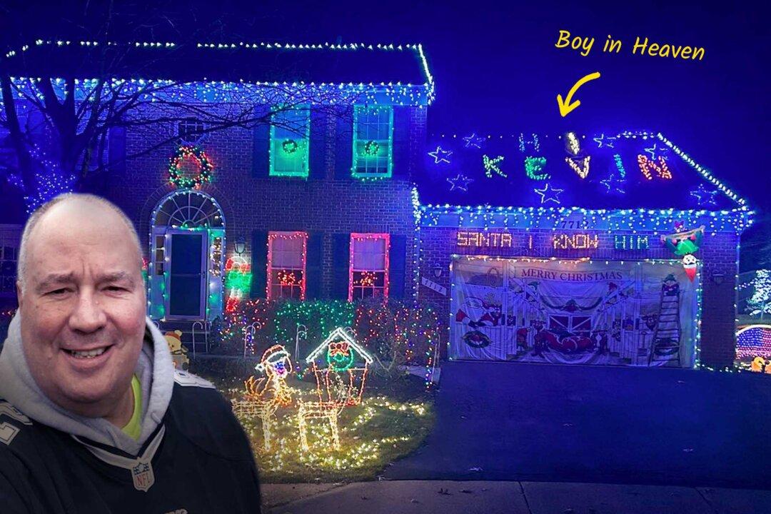 Man Writes ‘Hi Kevin’ in Christmas Lights Every Year to Honor Neighbor Who Died of Cancer