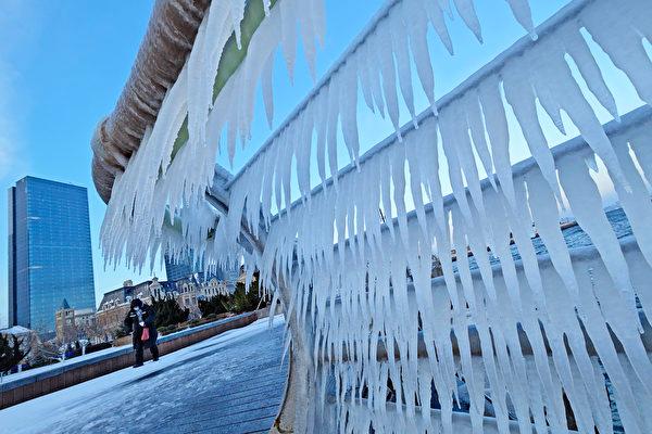 Icicles hang from guardrails along the coast in Dalian, Liaoning Province, China, on Dec. 12, 2023. (Liu Debin/VCG via Getty Images)