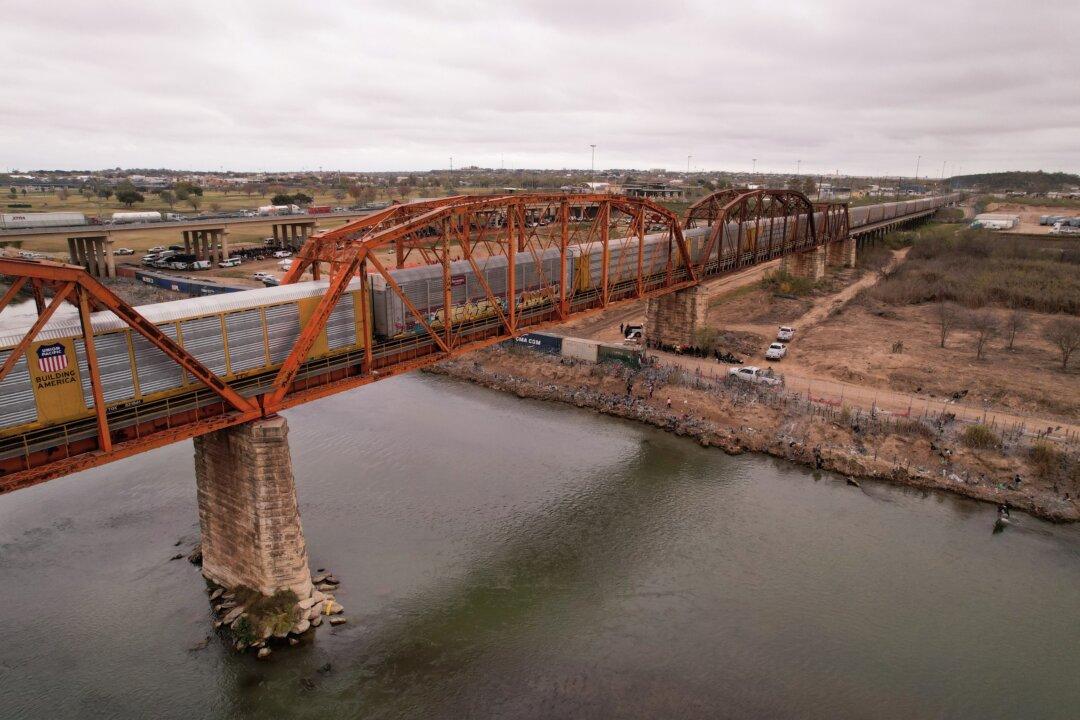 US Reopens Mexico Rail Crossings After Closure Sought to Stem Illegal Immigration