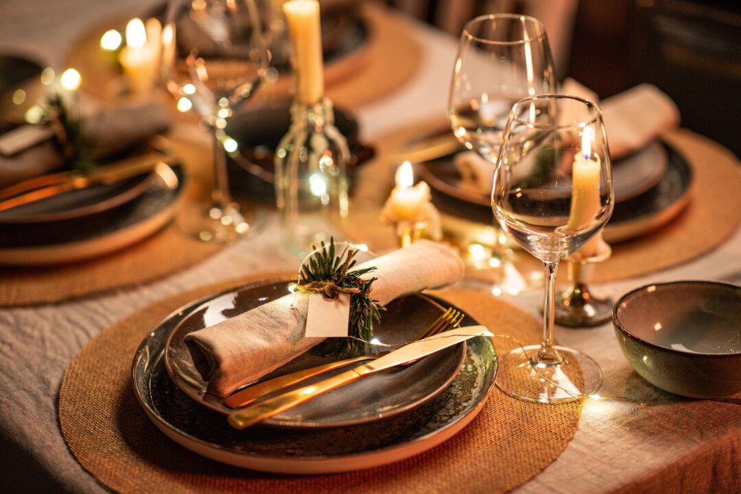 How to Set a Stunning Christmas Table