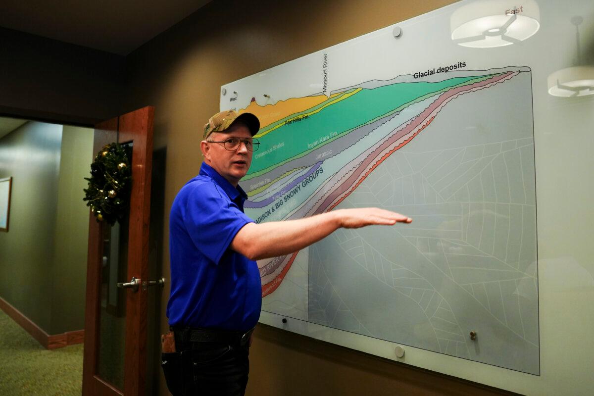 John Person, a geological field coordinator at Neset Consulting Service in Tioga, N.D., explains how lateral drilling has made Bakken oil rigs more efficient and productive. (Madalina Vasiliu/The Epoch Times)