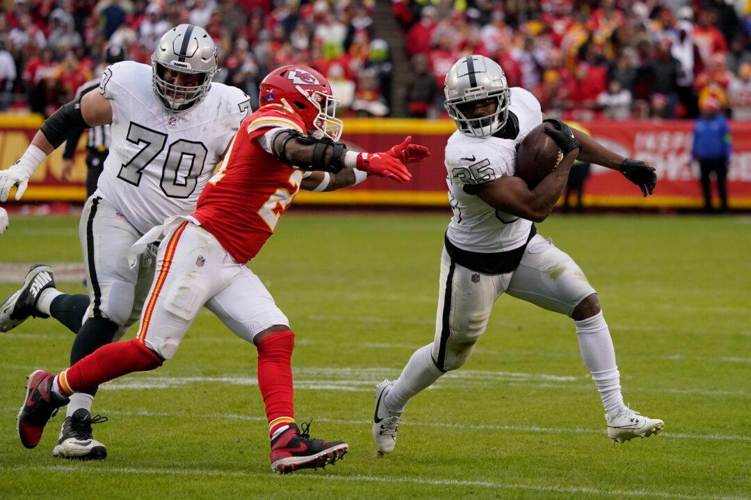 Raiders Stun Sloppy Chiefs With 2 Defensive TDs in 20–14 Victory on Christmas Day