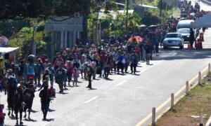 Migrant Caravan Spends Christmas on the Road, Marching on to US Border