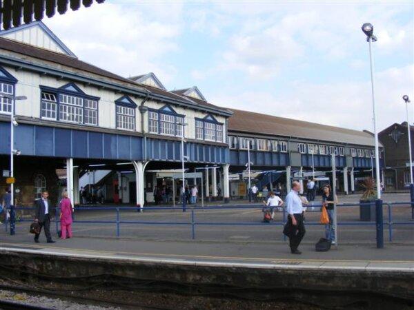 Clapham Junction station, Battersea, a London Borough of Wandsworth, England. (Bluebellnutter/<a class="mw-mmv-license" href="https://creativecommons.org/licenses/by/3.0" target="_blank" rel="noopener">CC BY 3.0</a>)